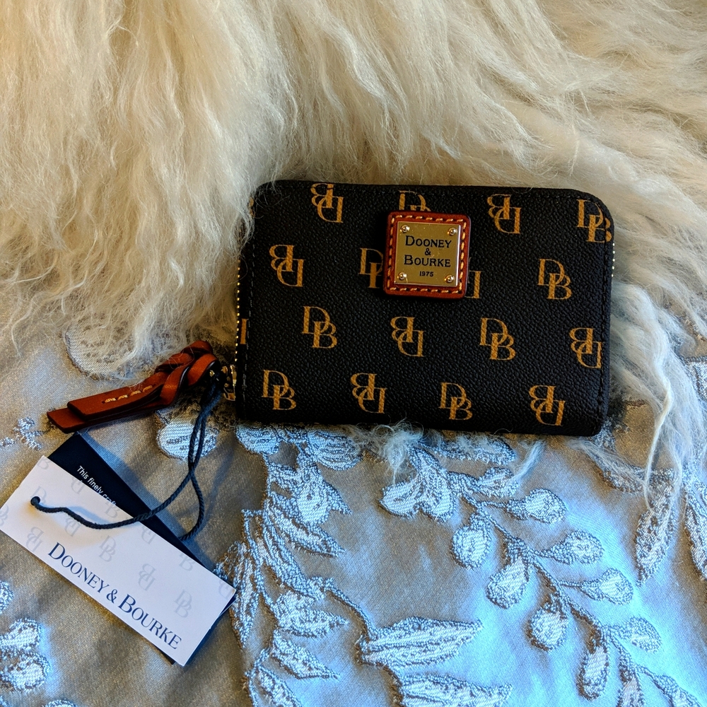 **NWT** Dooney and Bourke Large Gretta credit card case!